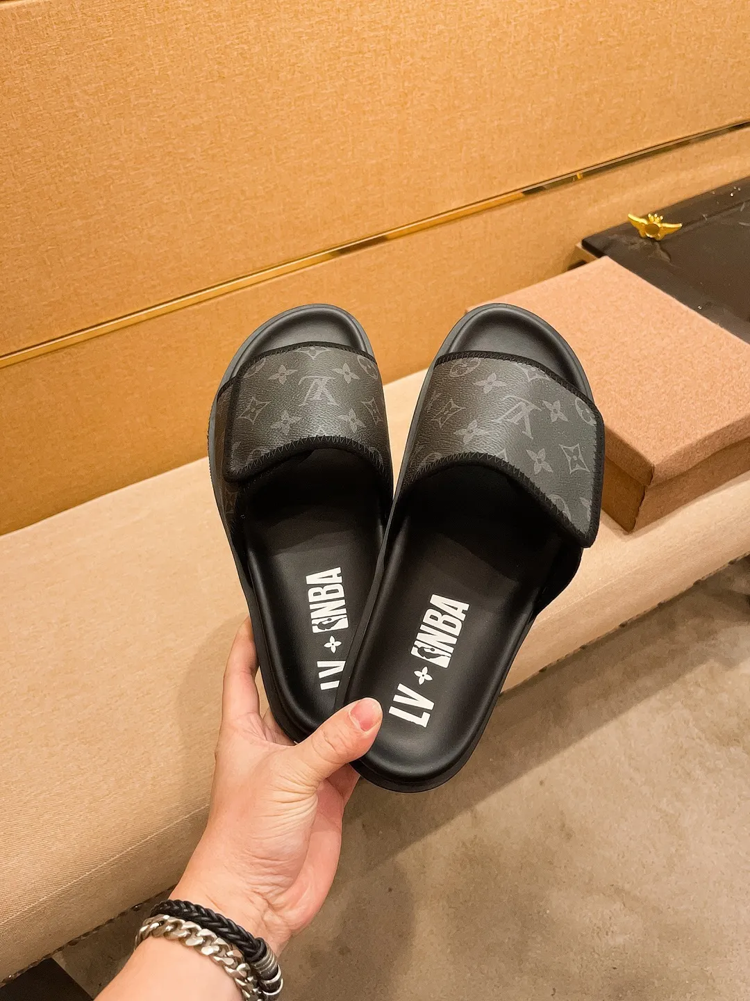 Men's men's shoes💰 300💰New model on the market🔥 [LV🔥 Louis Vuitton slippers] High-end 1:1 mold customization, original upgraded version of the outsole, lighter and non-slip. The market's top quality, fashionable and trendy, versatile and popular, simple yet tasteful, a must-have for fashionistas, exuding a fashionable and casual atmosphere, fashion is at your feet, full of confidence, the same style at the counter 👍The season of spring and summer slippers is here, super beautiful to wear, 38-44 1⃣️colors available🔥